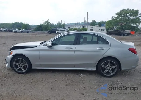 2015 Mercedes-Benz C 300 4Matic/Luxury 4Matic/Sport 4Matic z USA, uszkodzony, nr VIN 55SWF4KB1FU009166
